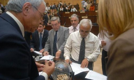 El sorteo de los diputados, realizado en la madrugada de ayer.