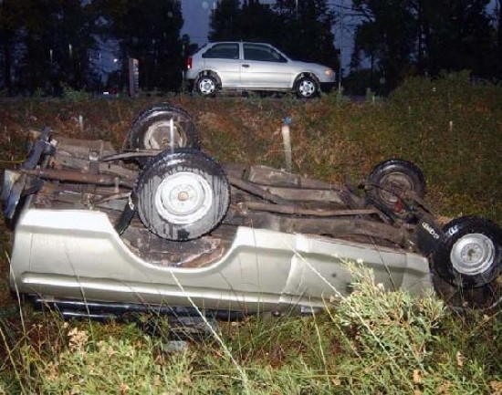 La camioneta dio un giro de 180 grados y volc.