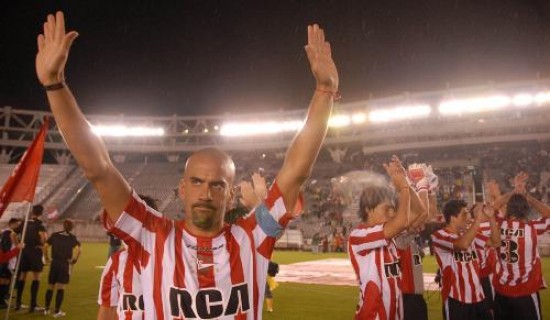 El capitán Juan Sebastián Verón tuvo un regreso redondo. Fue la figura de su equipo y le dio el gol del triunfo. 