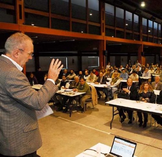 La conferencia dictada por el consultor José María Quirós.
