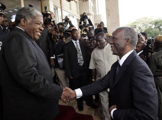 El sudafricano Mbeki (derecha) envi ministros a la cumbre en Zambia y viaj a Zimbabwe a ver a Mugabe. 