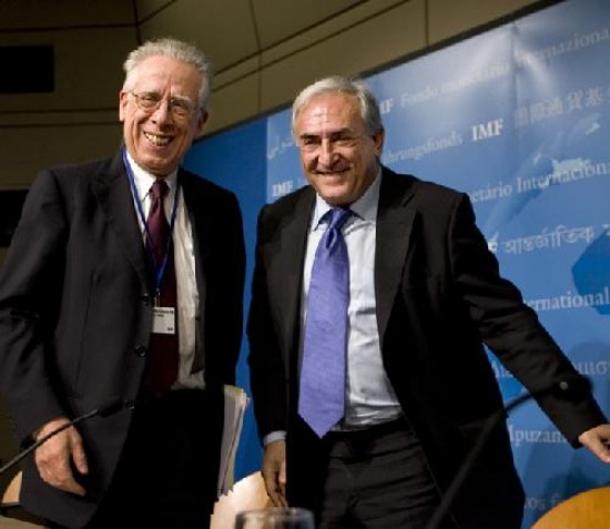 El director del FMI, Dominique Strauss-Kahn, junto al ministro italiano Tommaso Padoa.