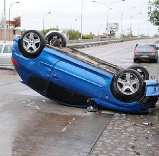 Además de los accidentes graves, hubo otros como el de este Peugeot, que dejó heridos.