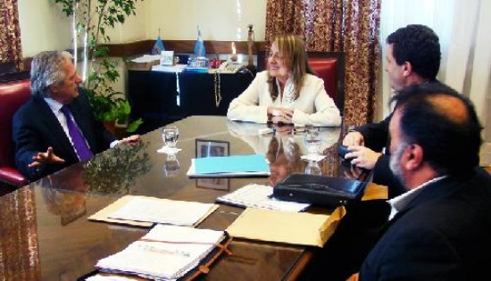 El gobernador Miguel Saiz durante el encuentro con la ministra Alicia Kirchner.