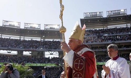 Benedicto XVI ofició la primera misa de su visita de seis días por Estados Unidos. 