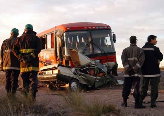 Los bomberos tardaron dos horas en rescatar los cuerpos debido al fuerte impacto. (Foto: Martín Brunela)