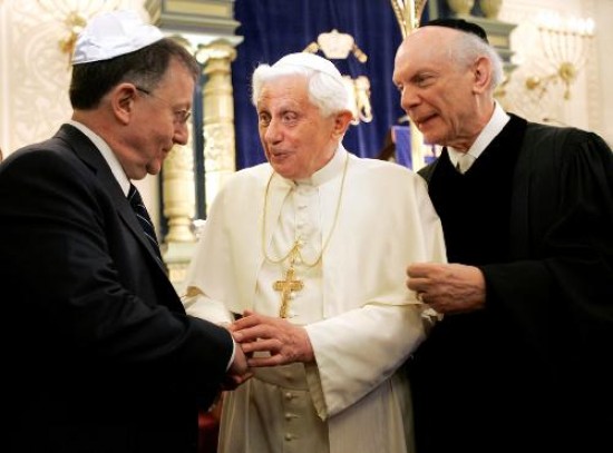 El pontífice defendió un mayor reparto de las cuotas de poder en el organismo supranacional. Luego, visitó una sinagoga. 