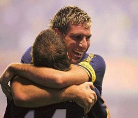 Palermo se abraza con Palacio, autor del primer gol. Martn lleva seis tantos en el Clausura.