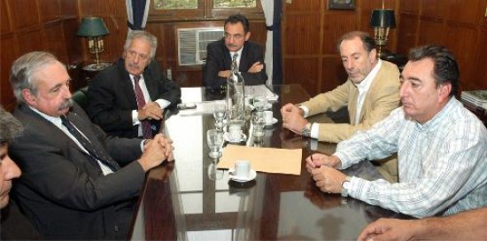 De Urquiza, Saiz, Lavayén y otros funcionarios, durante el encuentro del viernes.