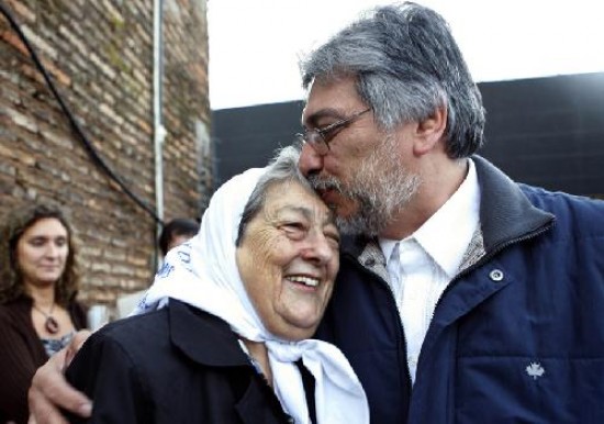 Una postal de su triunfo del domingo, junto a Hebe de Bonafini, de Madres de Plaza de Mayo.