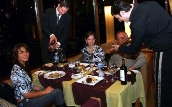 Los restaurantes y hoteles ofrecen vinos de alta gama y el asesoramiento de expertos.