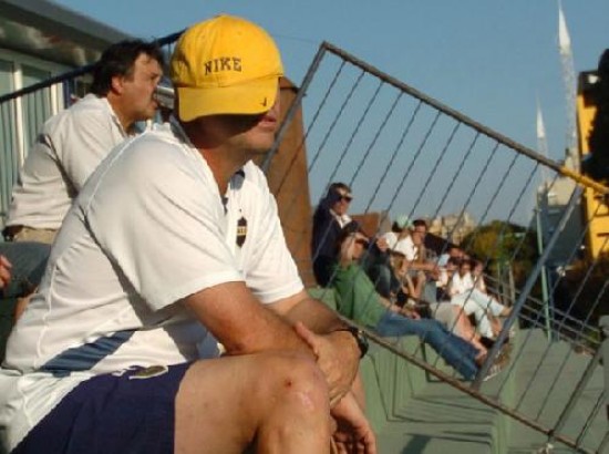 En el lugar del hincha. Carlos Ischia mir la prctica de su equipo desde la tribuna.