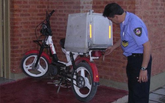 La moto en la que se desplazaba el joven repartidor de comidas fue recuperada tras la demora del sospechoso.