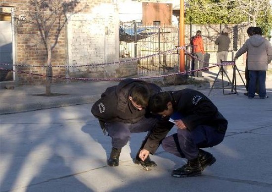 La agresin ocurri dentro de la casa de la vctima. En la vereda, los investigadores encontraron varias pruebas.