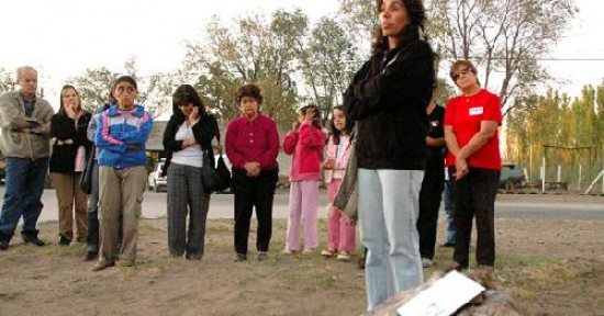 Un grupo de vecinos se reuni en la plazoleta que lleva el nombre de la joven. 