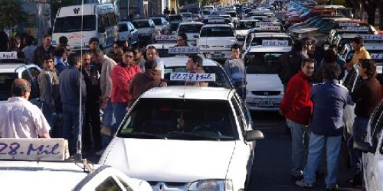 La movilizacin de los taxistas provoc un bloqueo en el trnsito de Viedma.