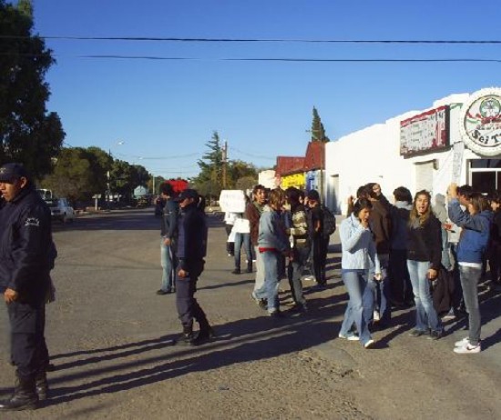 Los estudiantes cortaron una calle para hacer escuchar su reclamo.