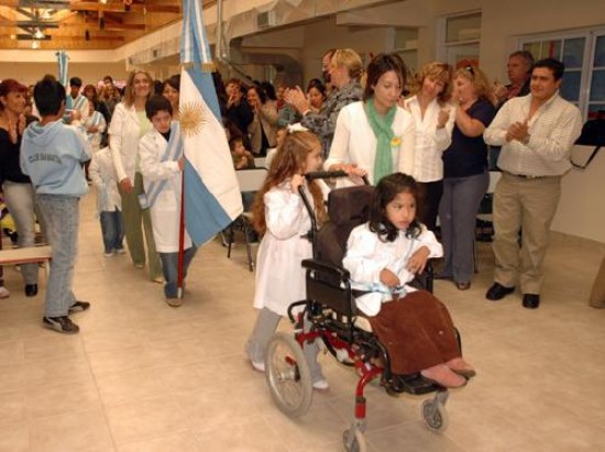 Alegra y entusiasmo en el primer da de clases de la escuela. 