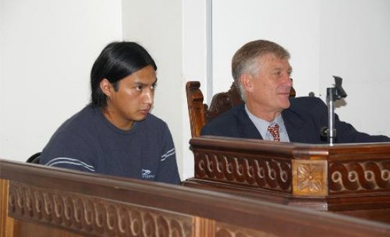 El imputado, Daniel Añiñil, junto a su abogado defensor Miguel Manso, en el juicio abreviado.
