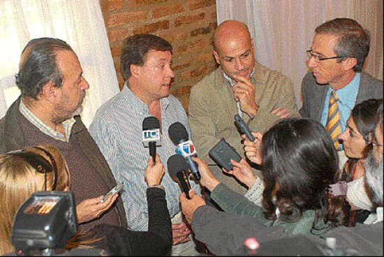 Los intendentes Farizano y Weretilneck junto a los ministros Pablo Verani y Leandro Bertoya.