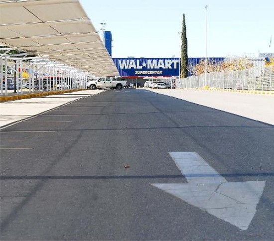 El centro neuquino es el primero de la cadena Wal Mart en extender su horario.