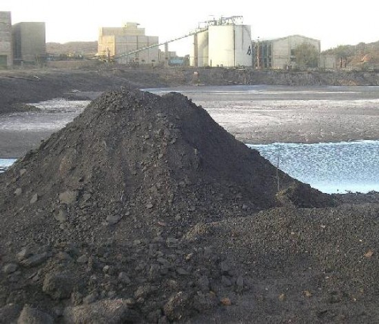 Unas 70.000 toneladas de hierro concentrado permanecen en la "laguna negra" de Sierra Grande.