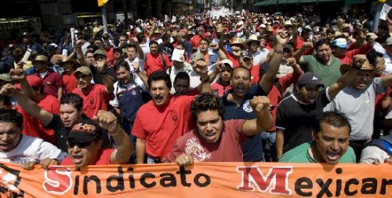 En Mxico , miles asistieron a diferentes mtines en el Zcalo, principal plaza capitalina.