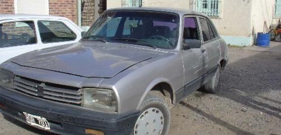 El auto de la vctima fue encontrado en plena barda reginense. La polica investiga este misterioso caso.