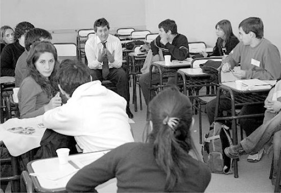 El ministro Barbeito estableció un diálogo personal con los estudiantes. Funcionarios avanzaron con otros representantes.