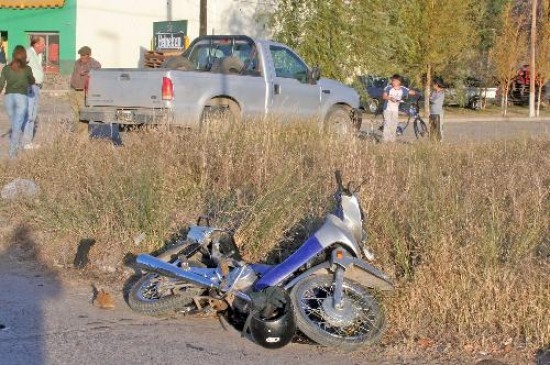 La motocicleta en la que viajaban los hermanos Miller y, al fondo, la camioneta que los impactó.