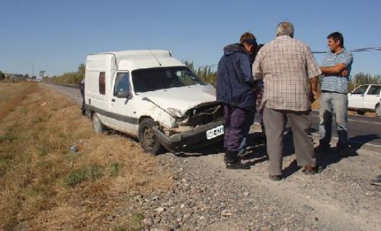 Las huellas de los impactos quedaron reflejadas en la Renault Express