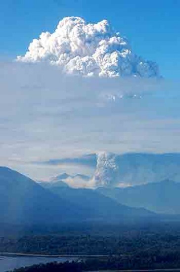 Una espesa columna de humo y cenizas se eleva desde el volcán. Se han suspendido clases y hay evacuados en Chile.