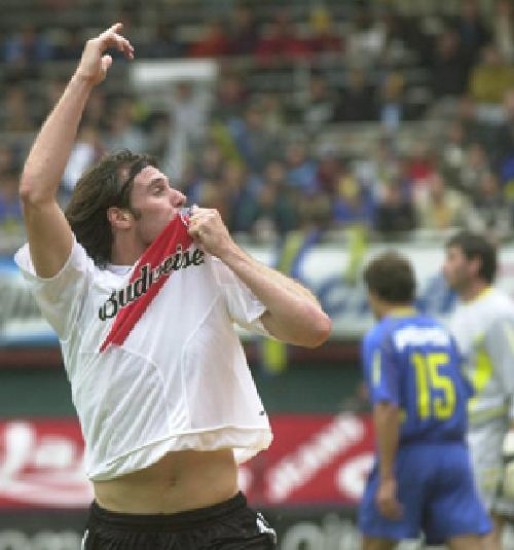 Cavenaghi hizo el 1-0 en el 2004. Barros Schelotto grit en el 2005.