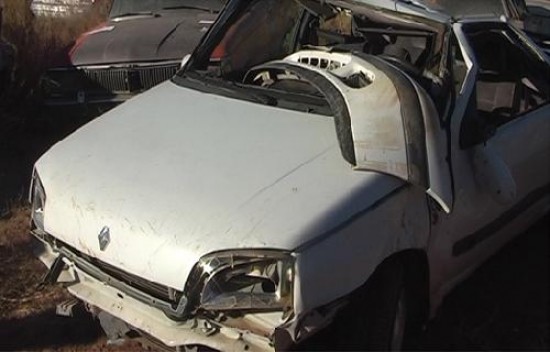 El Renault Clo dio varios tumbos y rompi un alambrado antes de detenerse.