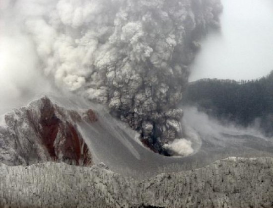 El cráter del volcán, desde el aire. No hay registros históricos que permitan pronosticar su evolución. En Chaitén sólo quedan funcionarios y algunos pobladores. 