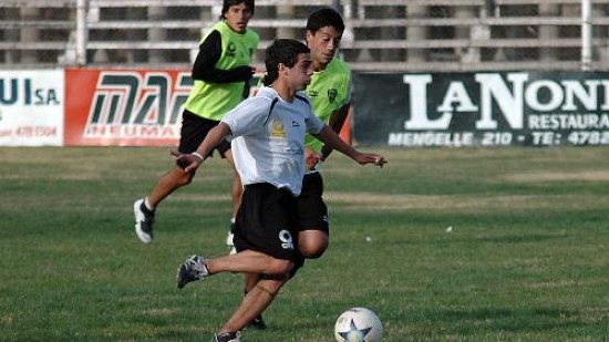 Si Carou no llega, Manuel Gutiérrez podría ingresar desde el arranque para jugar ante Unión de Sunchales.