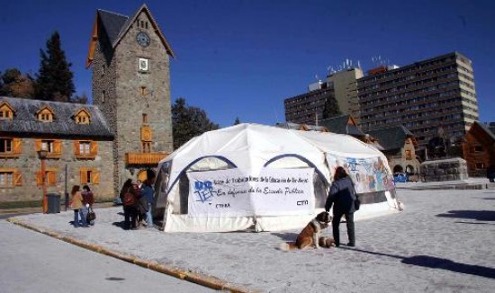 En pleno centro de Bariloche la Unter instaló su carpa de protesta con muchos reclamos en pie.