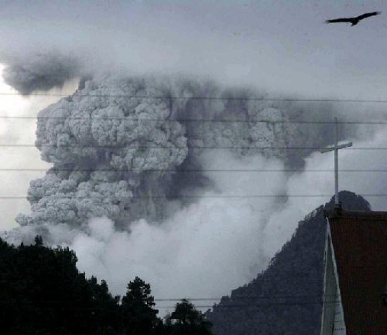 Las nuevas erupciones comenzaron en la madrugada del jueves.