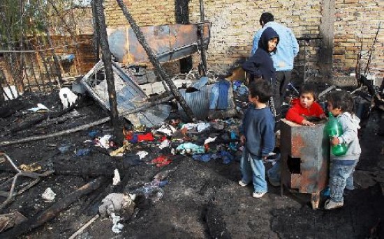 La tarea de los bomberos fue infructuosa al arder la precaria casilla de madera.