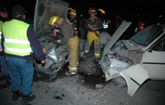 El golpe fue tremendo y los dos coches colisionaron en forma totalmente frontal. Conmocin en la zona de Junn y San Martn de los Andes.