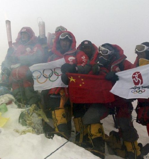 Un grupo de doce montaistas logr llevar la antorcha olmpica a la cima de la montaa ms alta del mundo, tres meses antes de que comiencen los Juegos. 