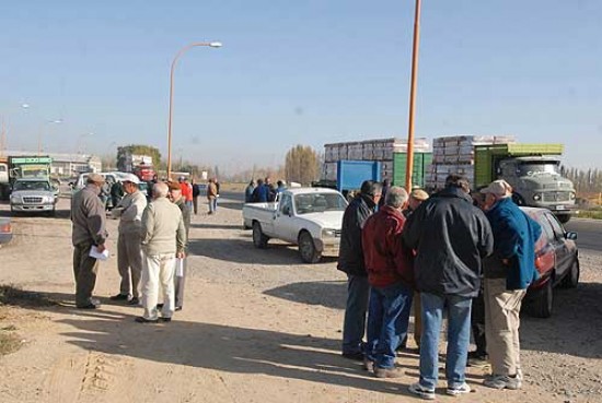 Los fruticultores en la rotonda a Paso Córdoba