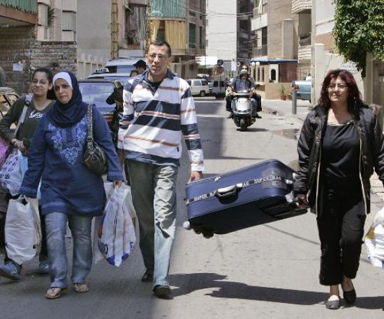 Familias enteras de libaneses buscaron lugares más seguros después de que los tiroteos entre los grupos mataran a transeúntes. 