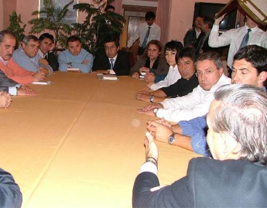 Los intendentes escucharon hace 15 días a Pichetto en Bariloche (foto). Ayer volvieron a respaldarlo, sin invitar a Soria a Lamarque. 