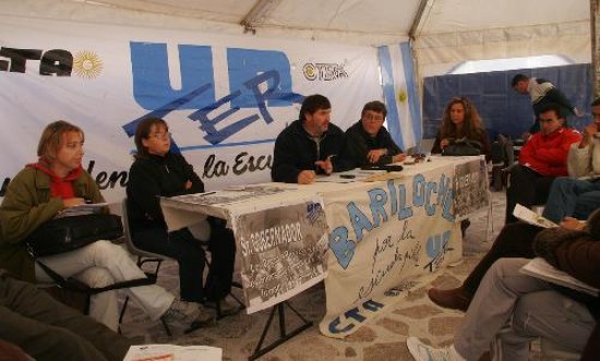 Los docentes tuvieron una jornada de movilización con cierre en el congreso gremial.