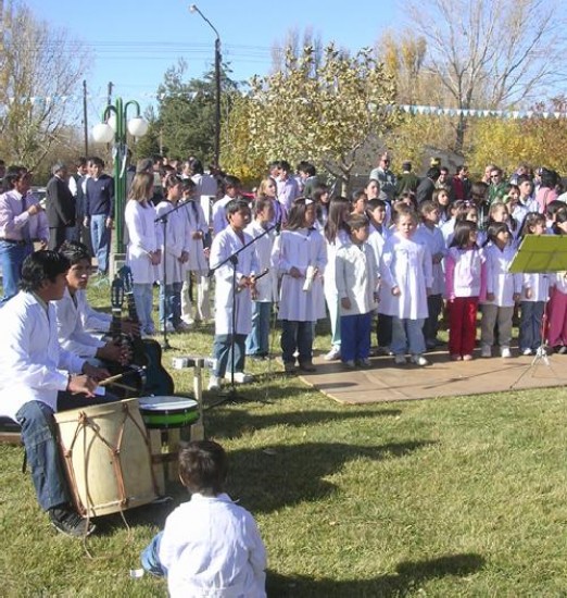 Un asado popular fue el broche de oro del acto oficial.