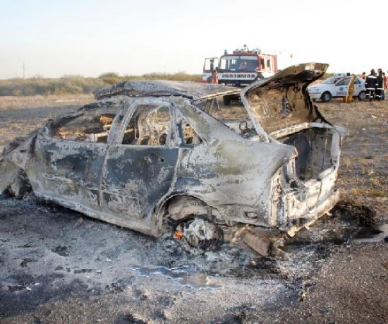 El auto qued convertido en chatarra ya que ardi por completo antes de que llegaran los bomberos.