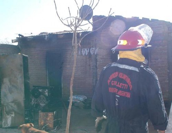 El fuego consumi todas las pertenencias de los habitantes de la casa.