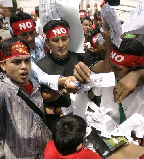 Aunque hubo pedidos de suspenderlo, el referéndum en Birmania se celebró.