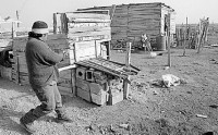 La ocupación de tierras fiscales, como ésta en Viedma, es una manera de demostrar la acuciante carencia de viviendas. 